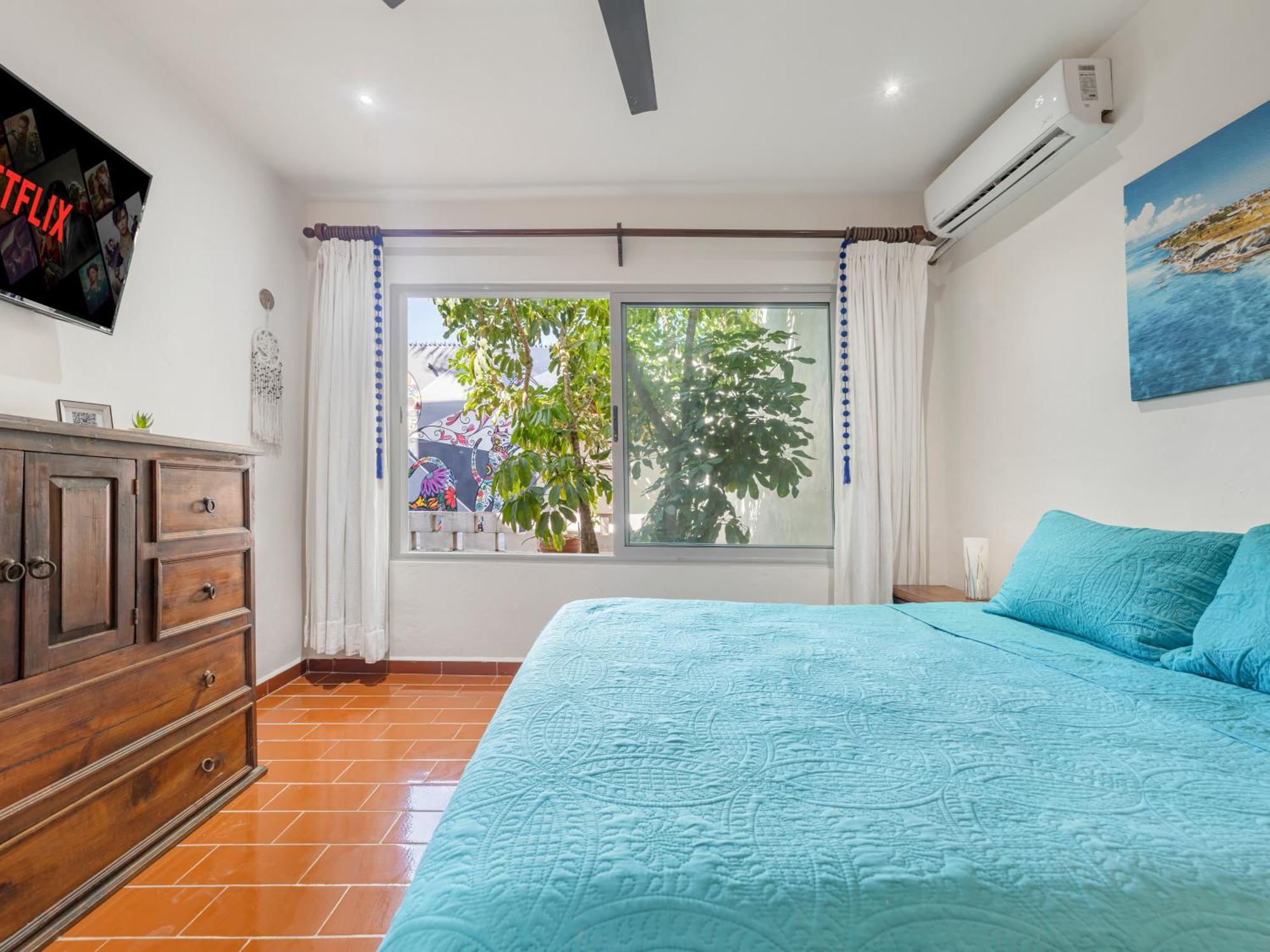 Habitación con cama grande