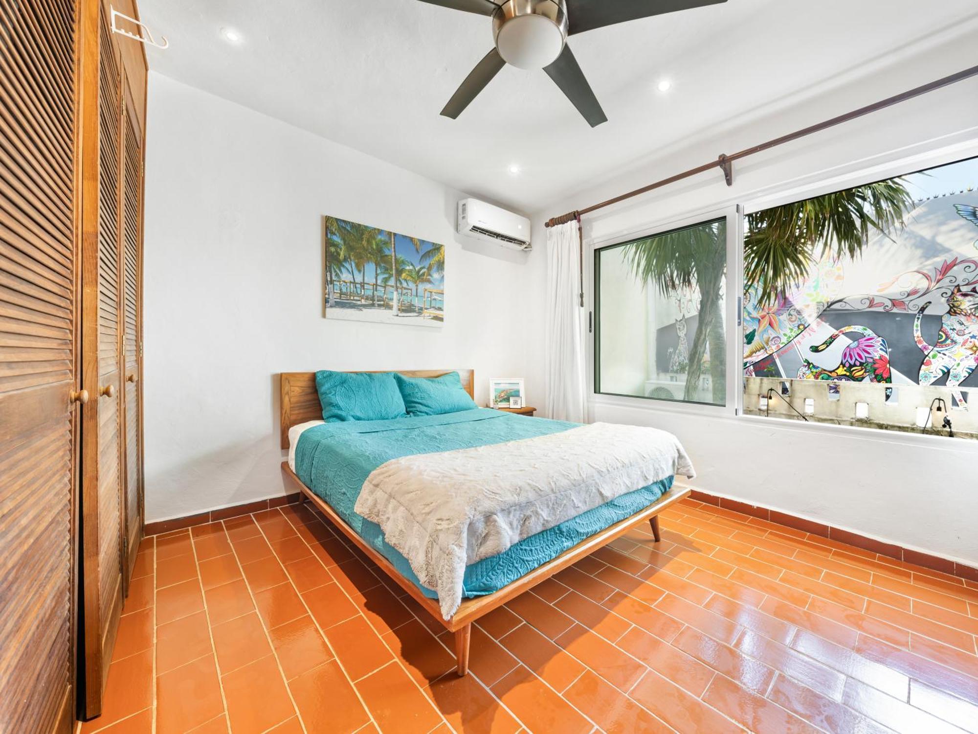 Habitación con cama grande